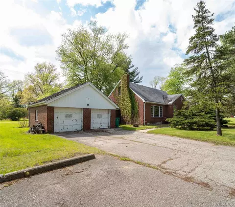 9282 Wayne Rd, Romulus, MI 48174