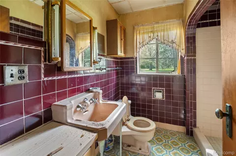 Bath - 9282 Wayne Rd, Romulus, MI 48174 photo 1 of 1