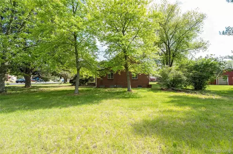 Exterior - 9282 Wayne Rd, Romulus, MI 48174 photo 2 of 7