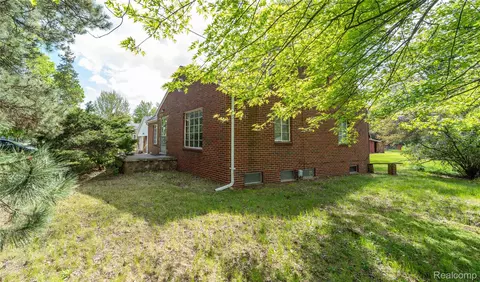 Exterior - 9282 Wayne Rd, Romulus, MI 48174 photo 1 of 7