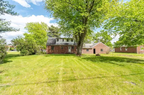 Exterior - 9282 Wayne Rd, Romulus, MI 48174 photo 5 of 7