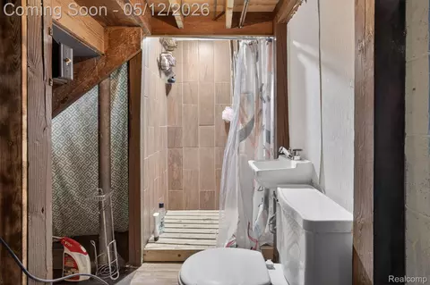 Bath - 1209 Beatrice St, Flushing, MI 48433 photo 2 of 2