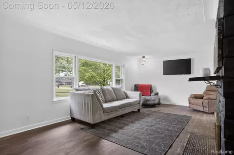 Living - 1209 Beatrice St, Flushing, MI 48433 photo 3 of 3