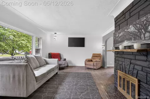 Living - 1209 Beatrice St, Flushing, MI 48433 photo 2 of 3