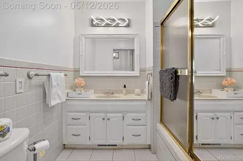 Bath - 1209 Beatrice St, Flushing, MI 48433 photo 1 of 2