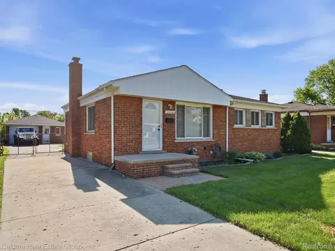 24300 Prairie Ln, Warren, MI 48089