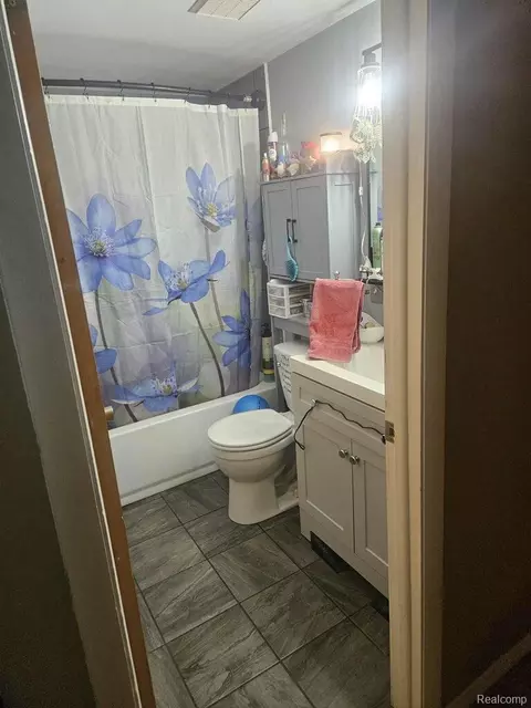 Bath - 2147 Kent Dr, Davison, MI 48423 photo 3 of 3