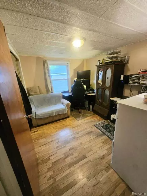 Bedroom - 2147 Kent Dr, Davison, MI 48423 photo 2 of 4