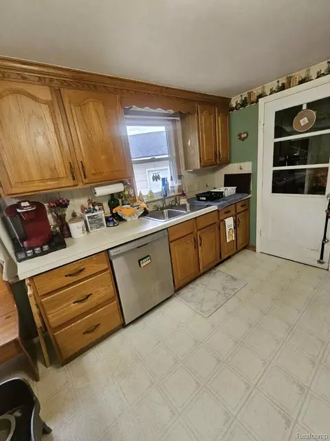 Kitchen - 2147 Kent Dr, Davison, MI 48423 photo 3 of 3