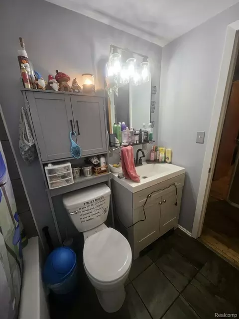 Bath - 2147 Kent Dr, Davison, MI 48423 photo 1 of 3