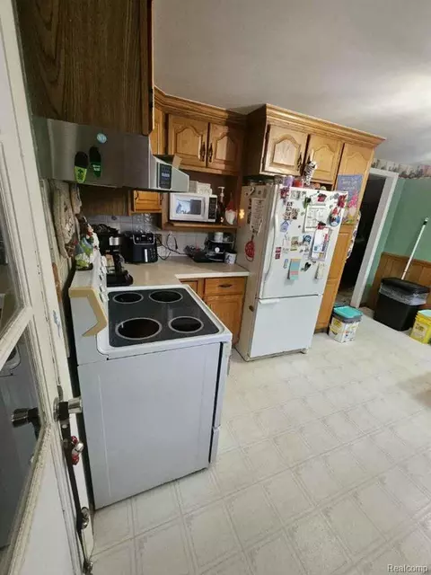Kitchen - 2147 Kent Dr, Davison, MI 48423 photo 2 of 3