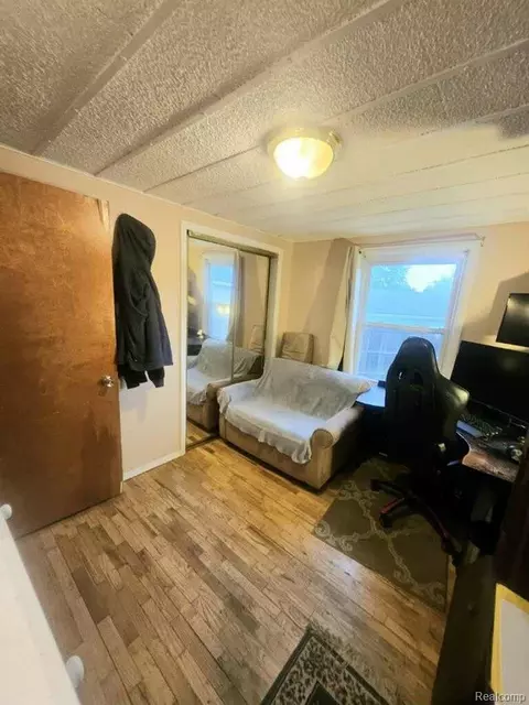 Bedroom - 2147 Kent Dr, Davison, MI 48423 photo 3 of 4