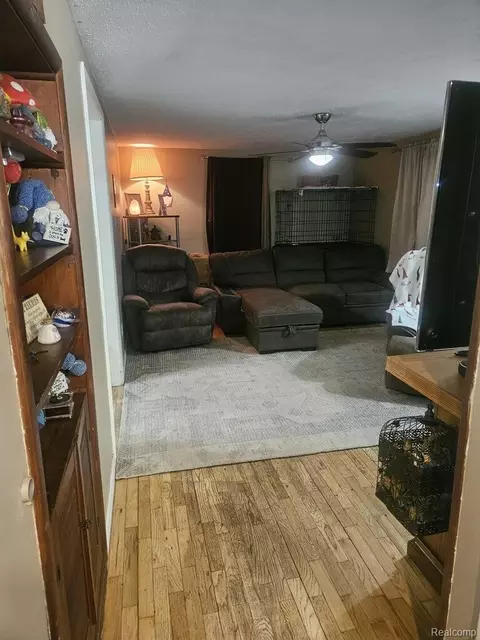Entry Way - 2147 Kent Dr, Davison, MI 48423 photo 2 of 4