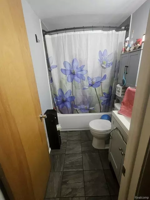 Bath - 2147 Kent Dr, Davison, MI 48423 photo 2 of 3
