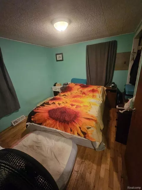 Bedroom - 2147 Kent Dr, Davison, MI 48423 photo 4 of 4