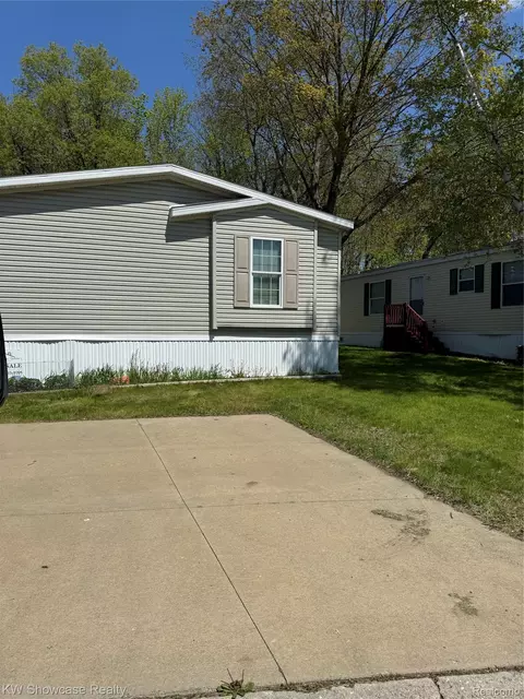 1414 Nardeer St, Novi, MI 48374