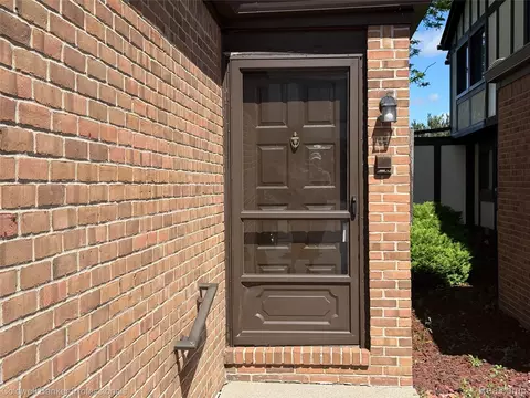 309 Country Club Dr #25, Saint Clair Shores, MI 48082
