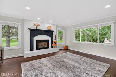 Living - 139 Edgemont Dr, Howell, MI 48855 photo 4 of 4