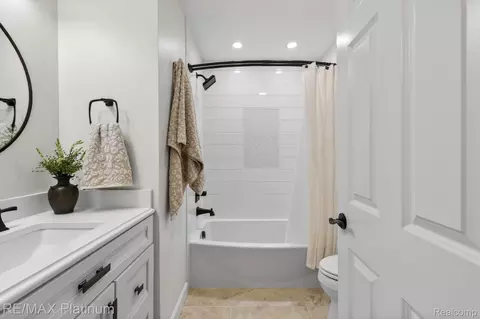 Bath - 139 Edgemont Dr, Howell, MI 48855 photo 5 of 7