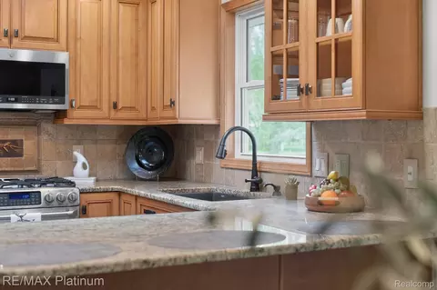Kitchen - 139 Edgemont Dr, Howell, MI 48855 photo 4 of 5