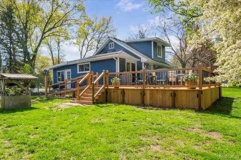 5610 Croswell Rd, Waterford, MI 48327