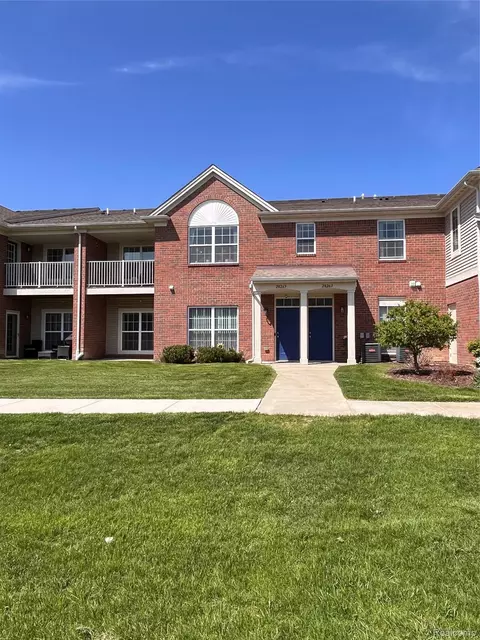 28263 S Pointe Ln #284, Chesterfield, MI 48051