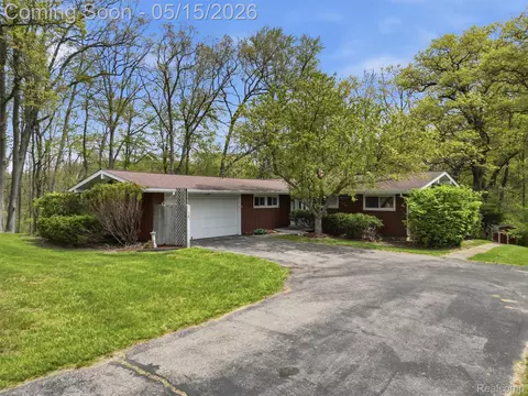 8645 Fieldcrest Dr, Green Oak, MI 48116