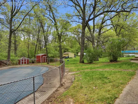 Exterior - 8645 Fieldcrest Dr, Green Oak, MI 48116 photo 7 of 9