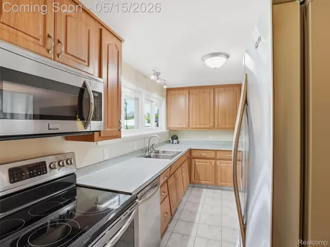 Kitchen - 8645 Fieldcrest Dr, Green Oak, MI 48116 photo 2 of 4