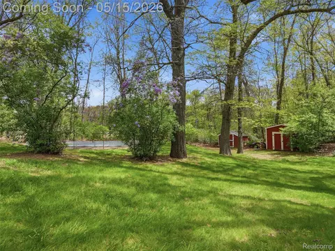 Exterior - 8645 Fieldcrest Dr, Green Oak, MI 48116 photo 5 of 9