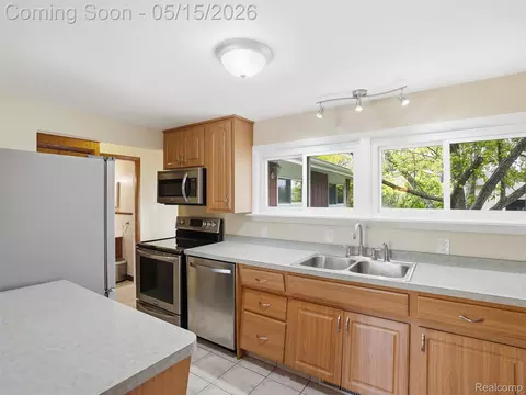 Kitchen - 8645 Fieldcrest Dr, Green Oak, MI 48116 photo 3 of 4