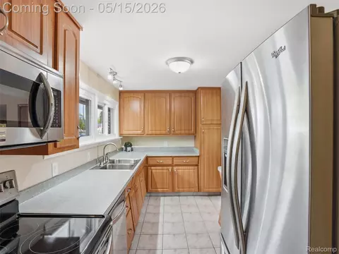 Kitchen - 8645 Fieldcrest Dr, Green Oak, MI 48116 photo 4 of 4