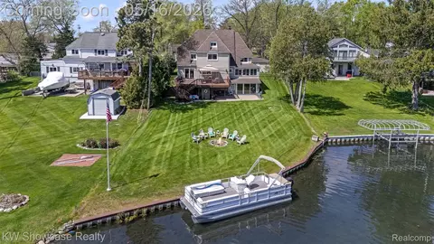 4693 Forest Ave, Waterford, MI 48328