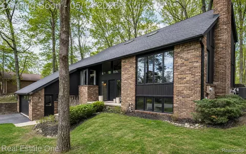 6464 Deer Ridge Dr, Independence, MI 48348
