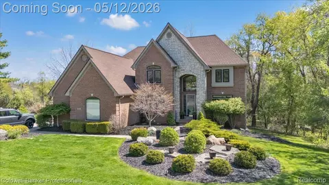 1445 Wood Trl, Oxford, MI 48371
