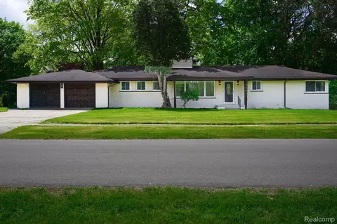 19041 Bungalow Dr, Lathrup Village, MI 48076