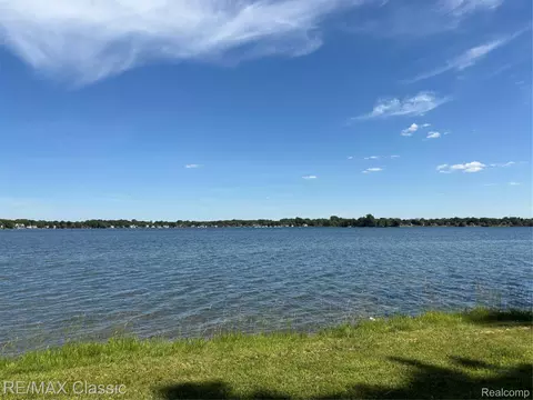 Vacant Main Street, Green Oak, MI 48189
