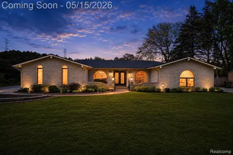 54524 Pocahontas Dr, Shelby Township, MI 48315