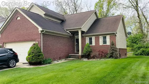 6196 Crystal Lake Dr, Romulus, MI 48174