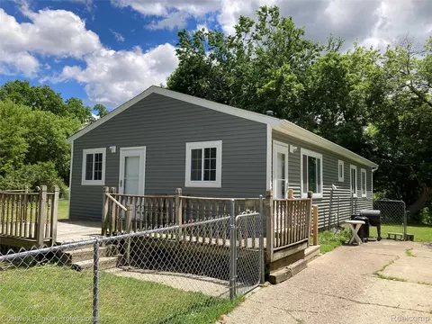 63 Parkdale Ave, Pontiac, MI 48340