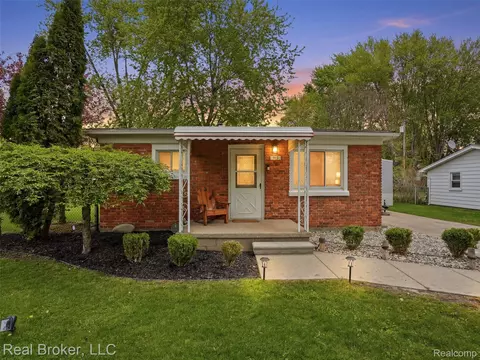 918 Columbia St, Algonac, MI 48001