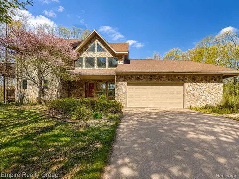 2111 Oak Ter, Groveland, MI 48462