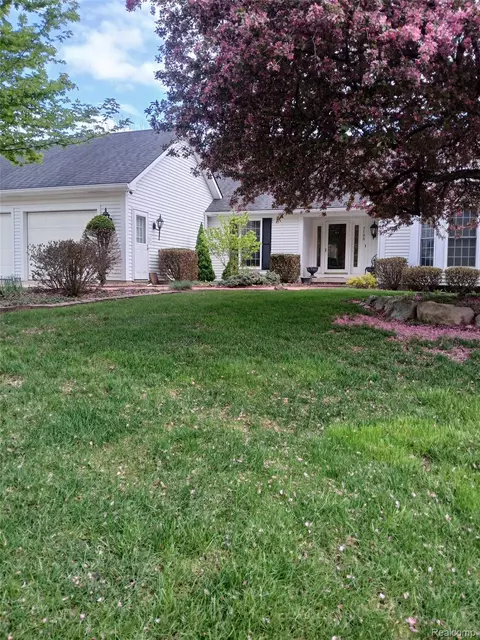 7190 E Maple Ave, Grand Blanc, MI 48439