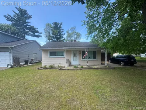 135 Hershey Blvd, Waterford, MI 48327