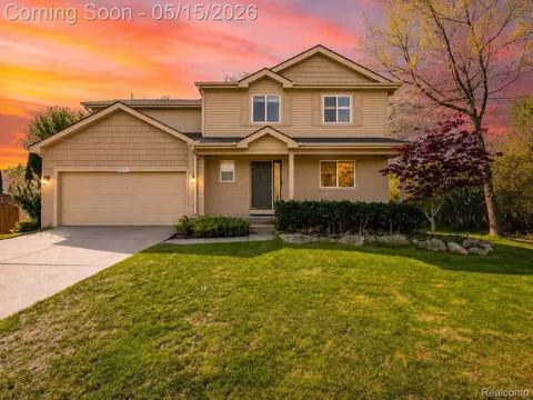 6655 Wedgewood Ct, Waterford, MI 48327