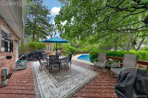 Exterior - 3560 Beach Rd, Troy, MI 48084 photo 5 of 9
