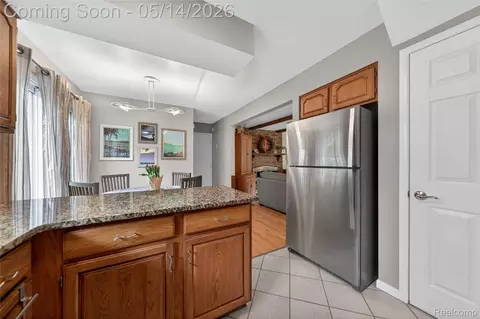 Kitchen - 3560 Beach Rd, Troy, MI 48084 photo 2 of 3
