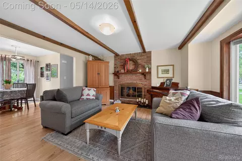 Living - 3560 Beach Rd, Troy, MI 48084 photo 3 of 4