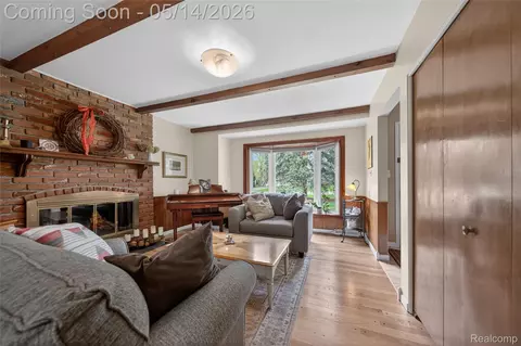 Living - 3560 Beach Rd, Troy, MI 48084 photo 4 of 4