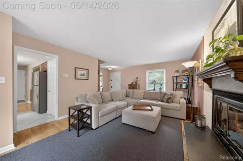 Living - 3560 Beach Rd, Troy, MI 48084 photo 2 of 4